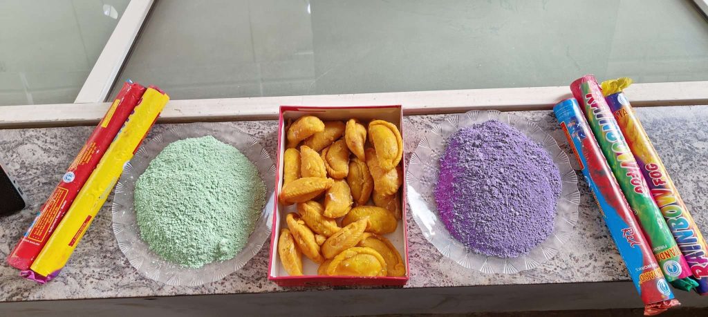gujiya and gulal
