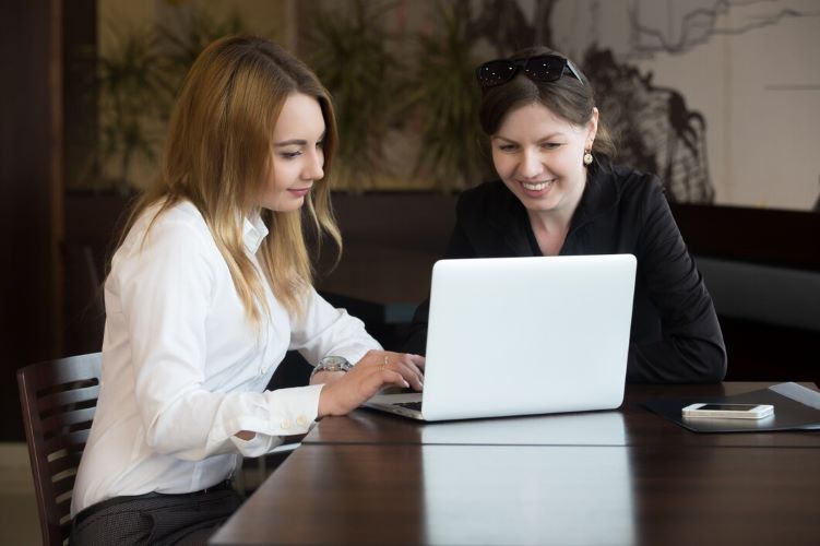 office-women-with-laptop_1163-3190